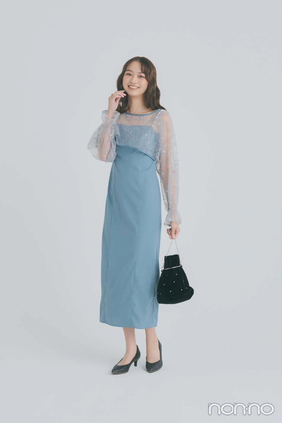 同窓会におすすめの『VANNIE U』のキャミワンピース(¥8250)を着た女性