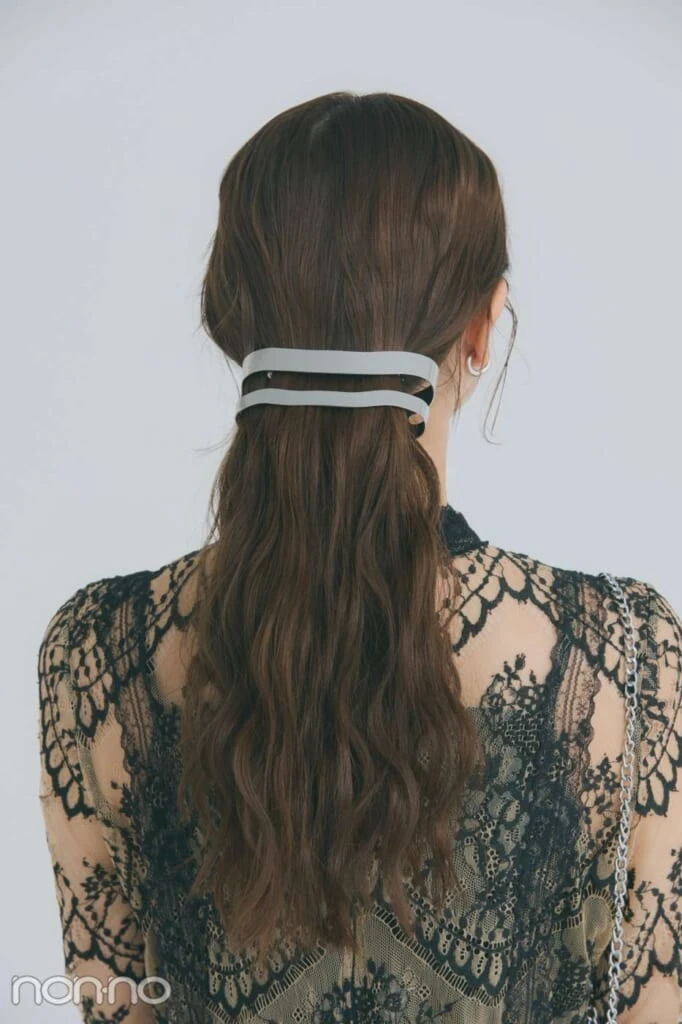 シルバーの存在感あるヘアアクセサリー