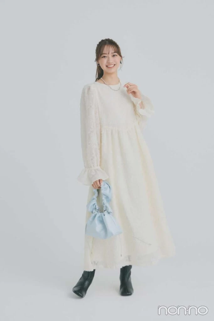 フラワージャガードフレアワンピースを着る佐藤和奏