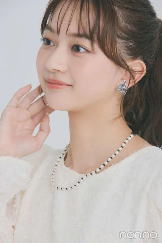 パールの間に黒のアクセントがあ異ったネックレスなど