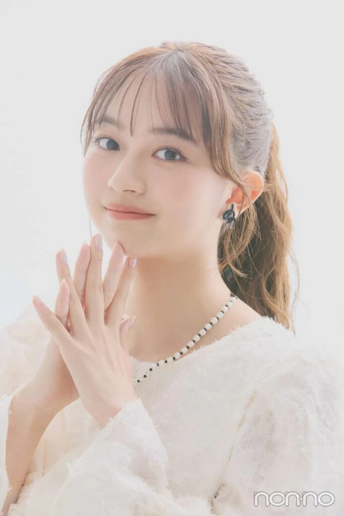 顎に手を添えて微笑みをみせる佐藤和奏