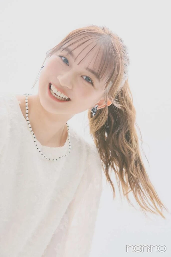 顔を傾けて笑顔をみせる佐藤和奏