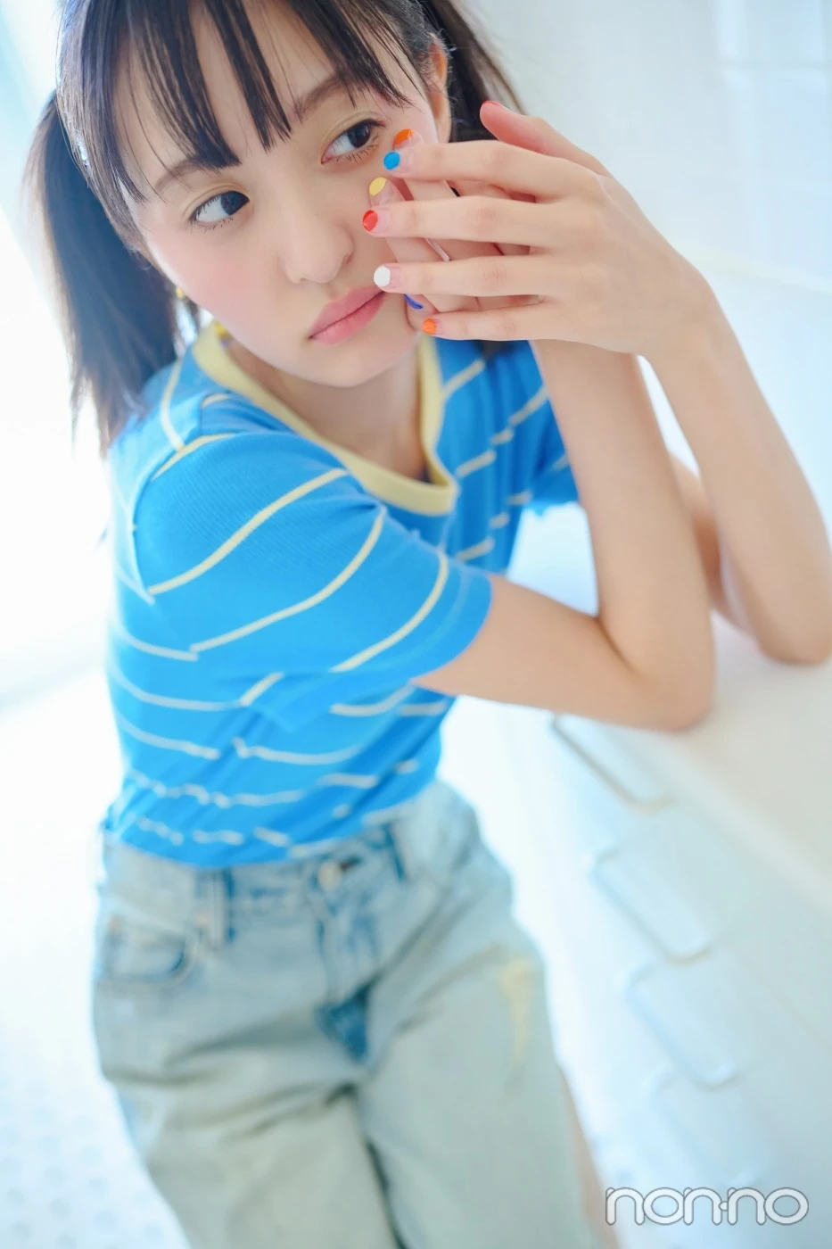 爪を見せて横を向く、青いTシャツを着た遠藤さくら