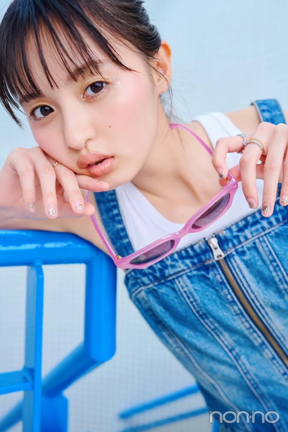 グリッターネイルでポーズをとる遠藤さくら