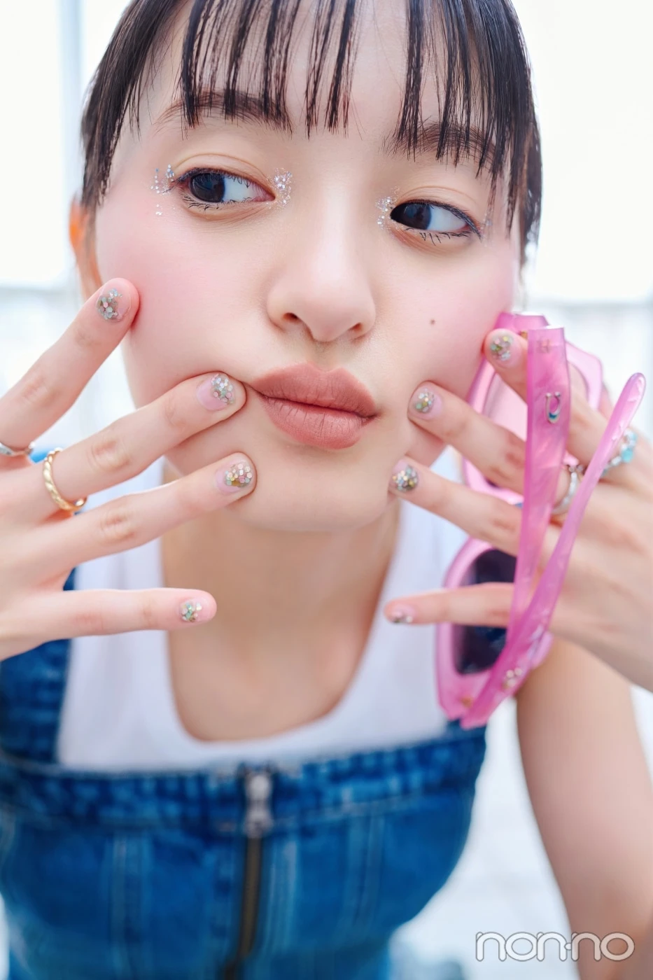 デニムビスチェを着て左を向く遠藤さくらのアップ