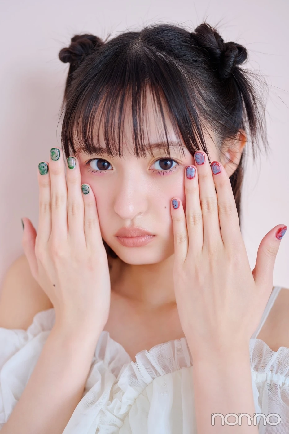 白いオフショルトップスを着た遠藤さくらの顔のアップ