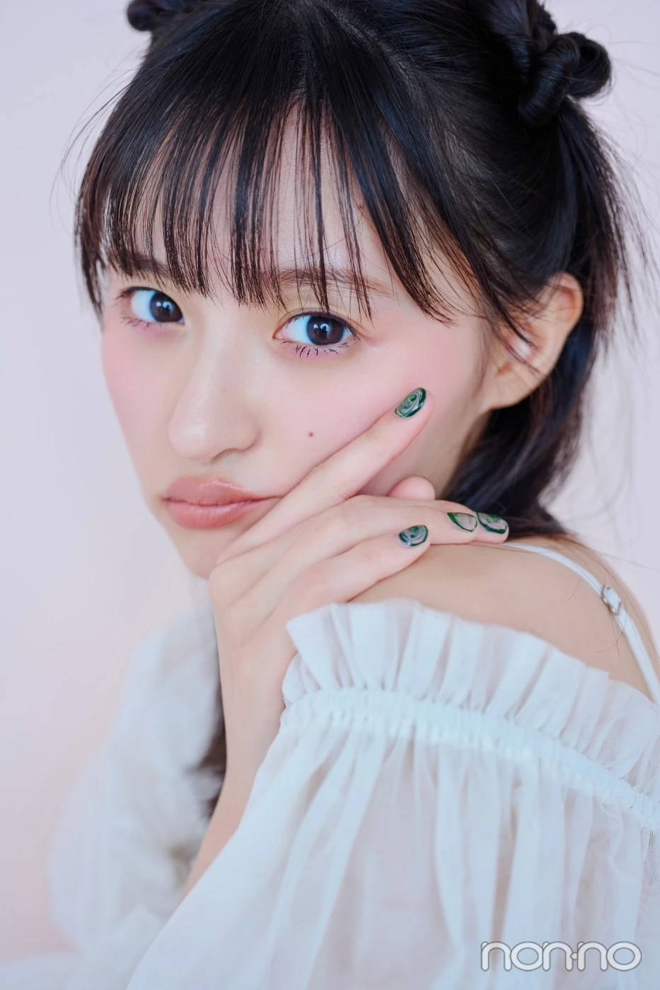 マーブルネイルでポーズをとる遠藤さくら