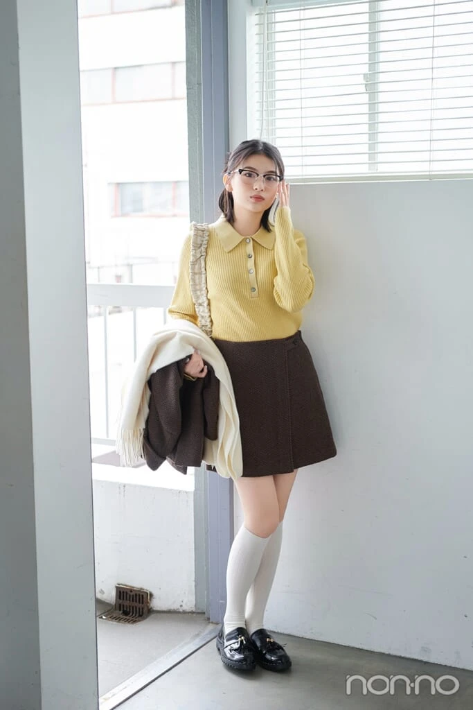 イエローの襟付きニットとミニスカートの出口夏希の全身