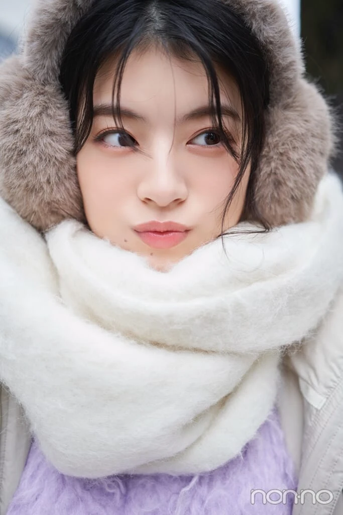ファーのイヤマフをした出口夏希のアップ