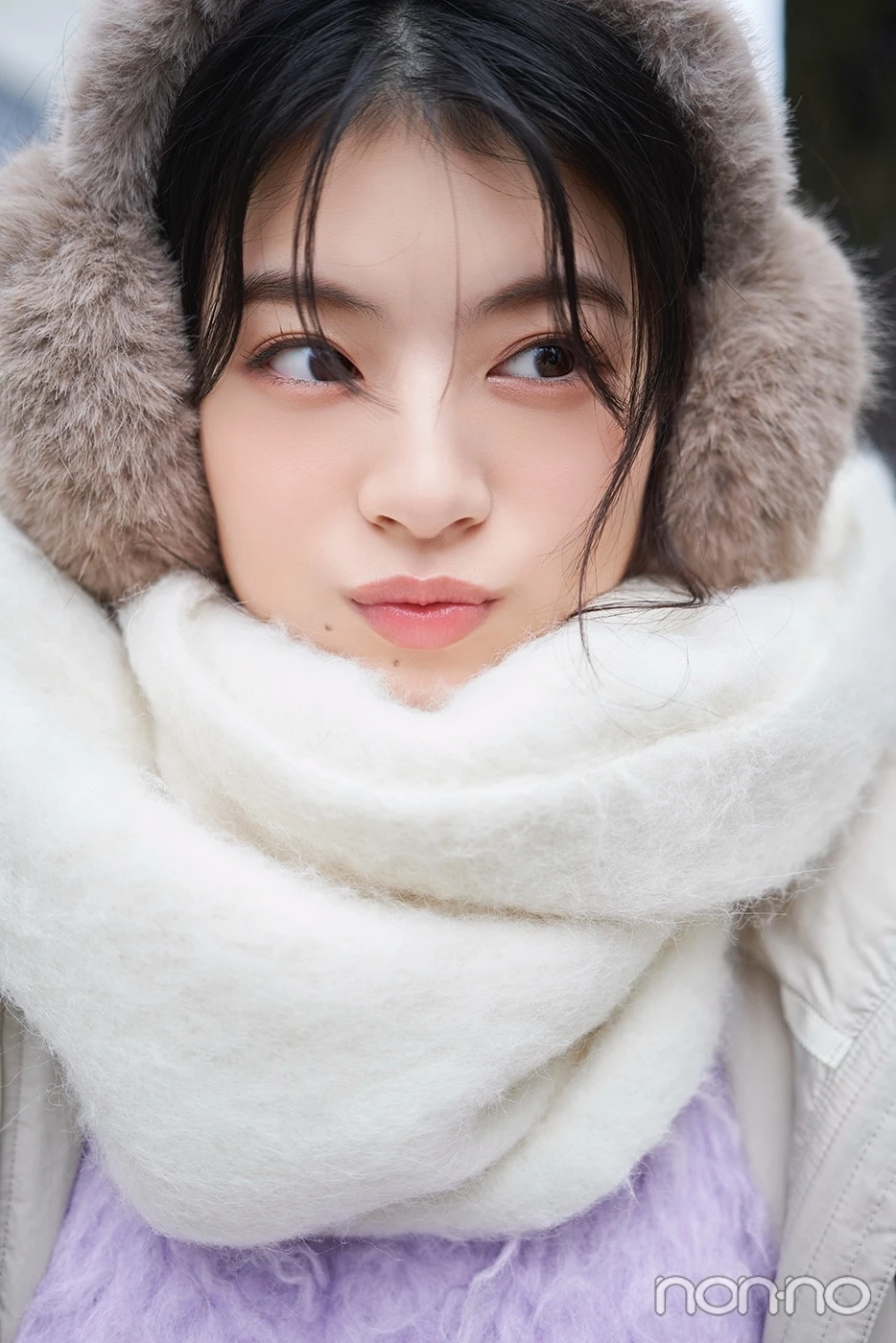 ファーのイヤマフをした出口夏希のアップ