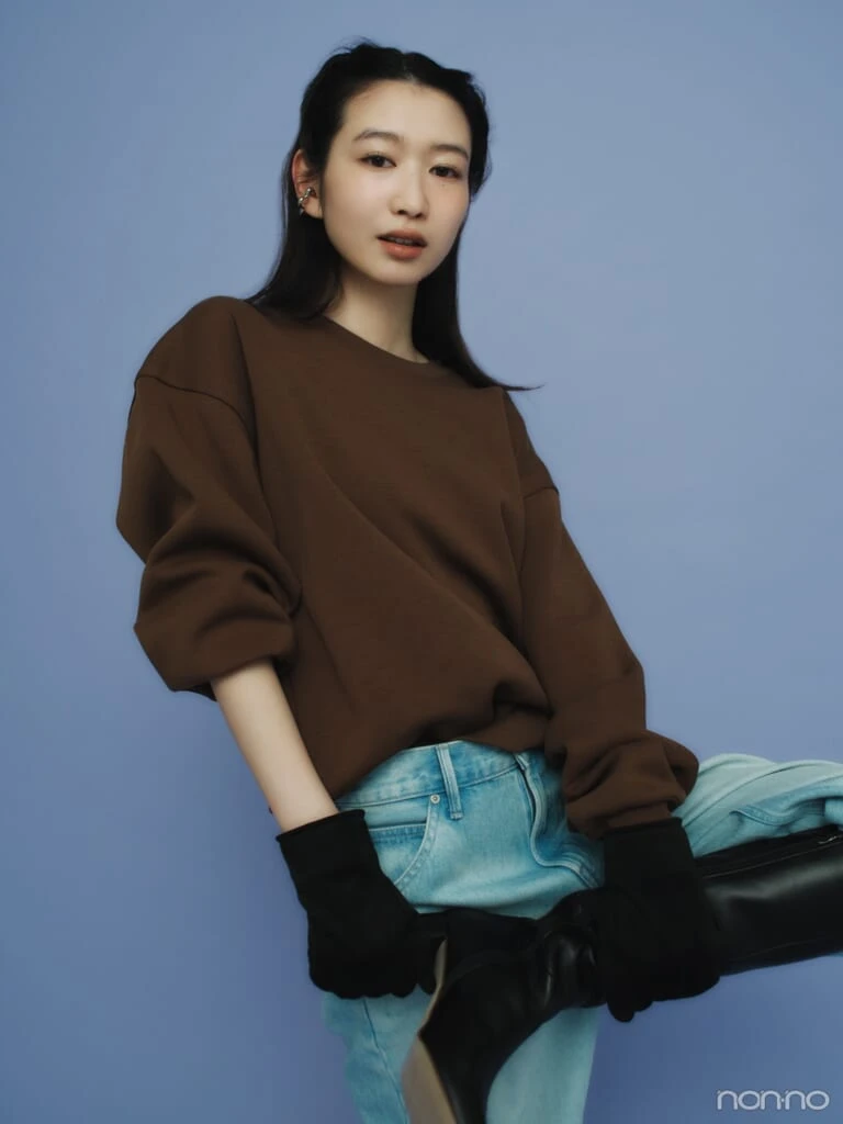 ユニクロ:シーの大ヒットスウェットをデニムに合わせてシンプルに着こなした岡本夏美