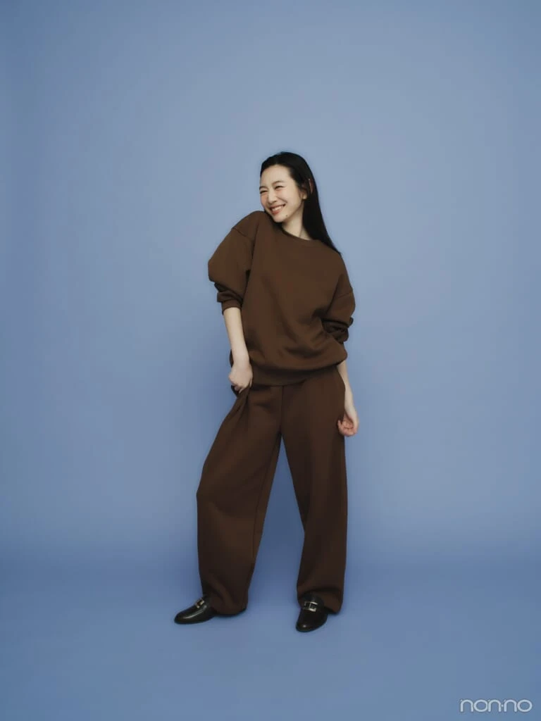 ユニクロ:シーの名品スウェットをセットアップで着こなす岡本夏美