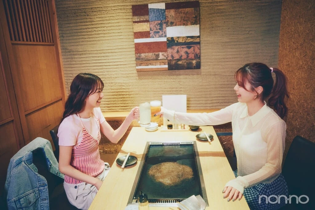 乾杯する紺野彩夏と佐藤和奏