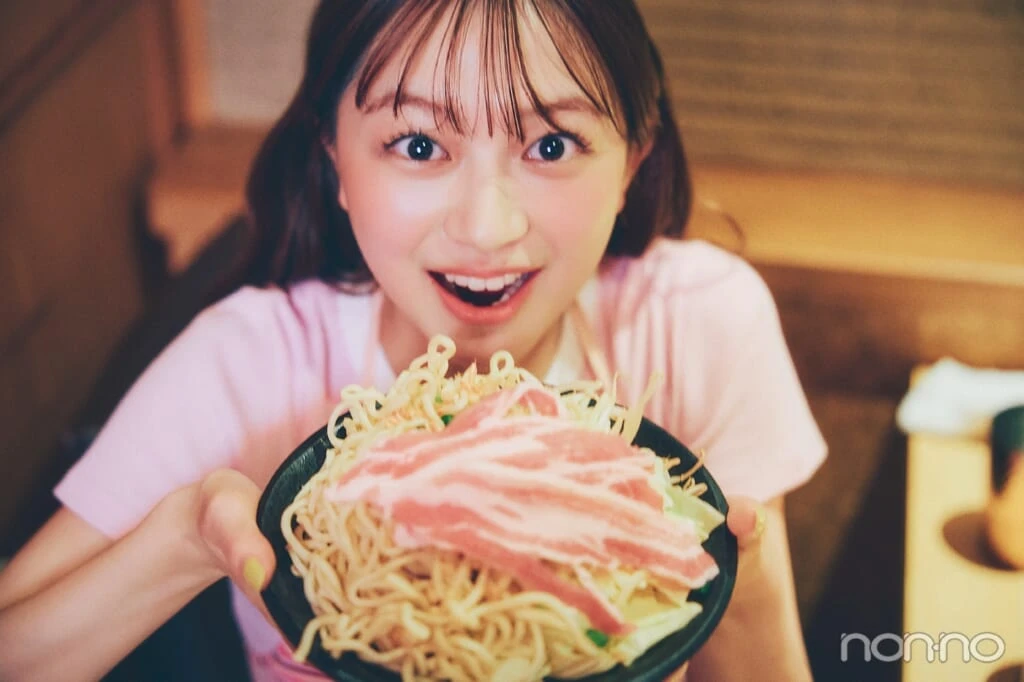 焼く前の焼きそばのボウルを持つ佐藤和奏