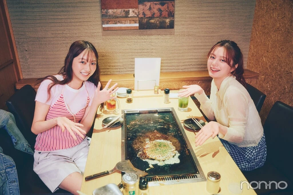 お好み焼きの前でポーズをとる紺野彩夏と佐藤和奏