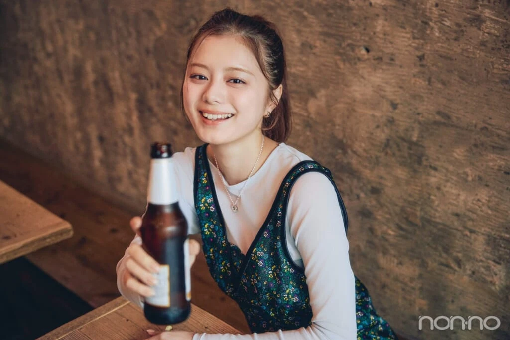 ビールを持ってカメラを見る紺野彩夏