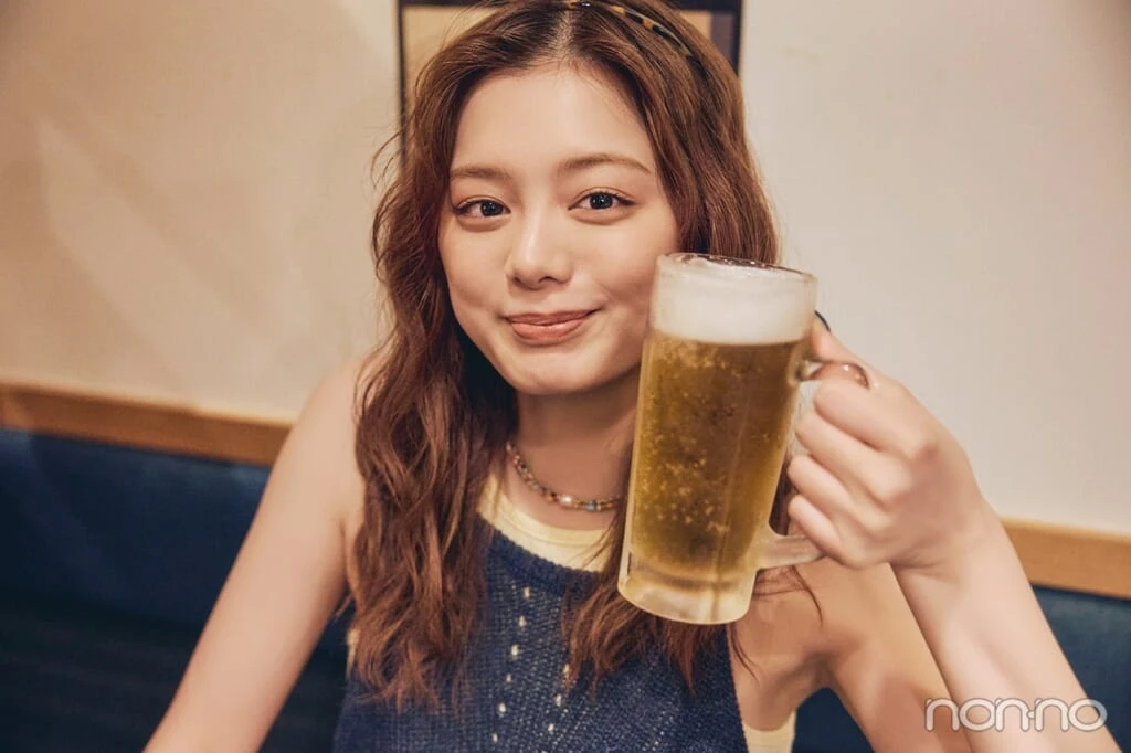 ビールを片手に持って笑う紺野彩夏