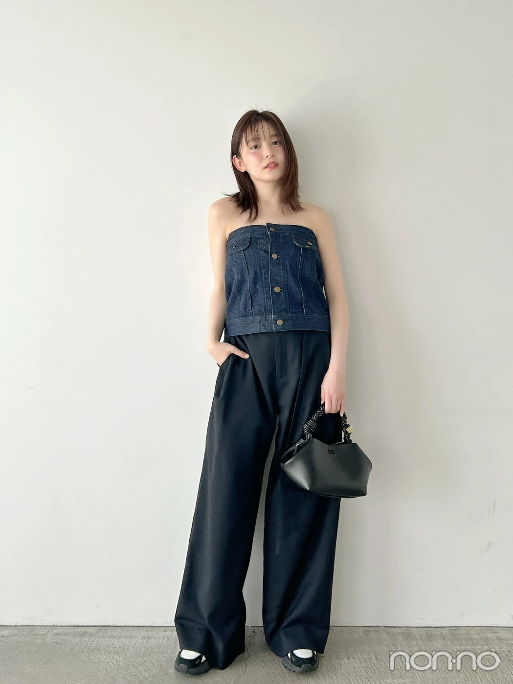 デニムビスチェと黒パンツを着た久間田琳加