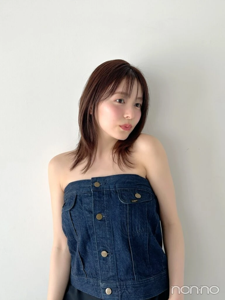 デニムビスチェを着た久間田琳加のバストアップ