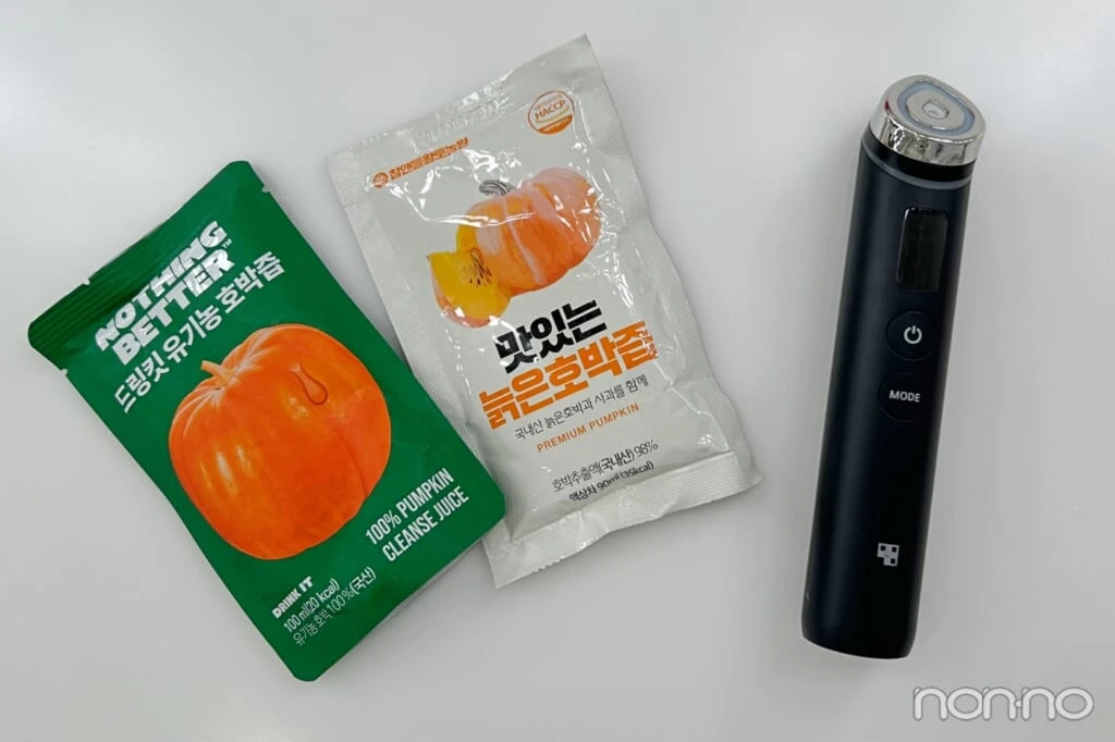 パウチに入ったかぼちゃジュース2つと、黒い美顔器