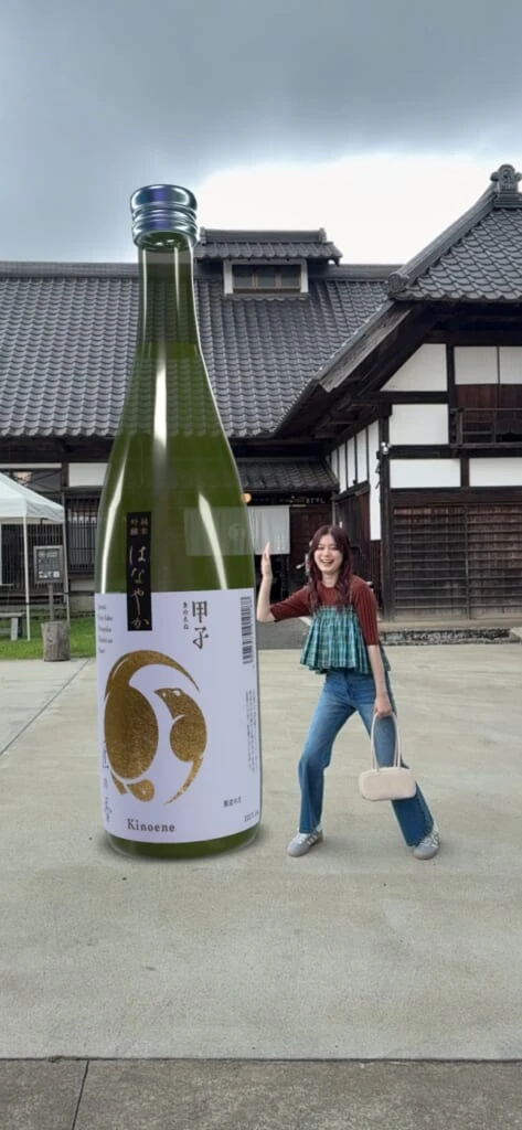 日本酒の瓶と写真を撮る紺野彩夏