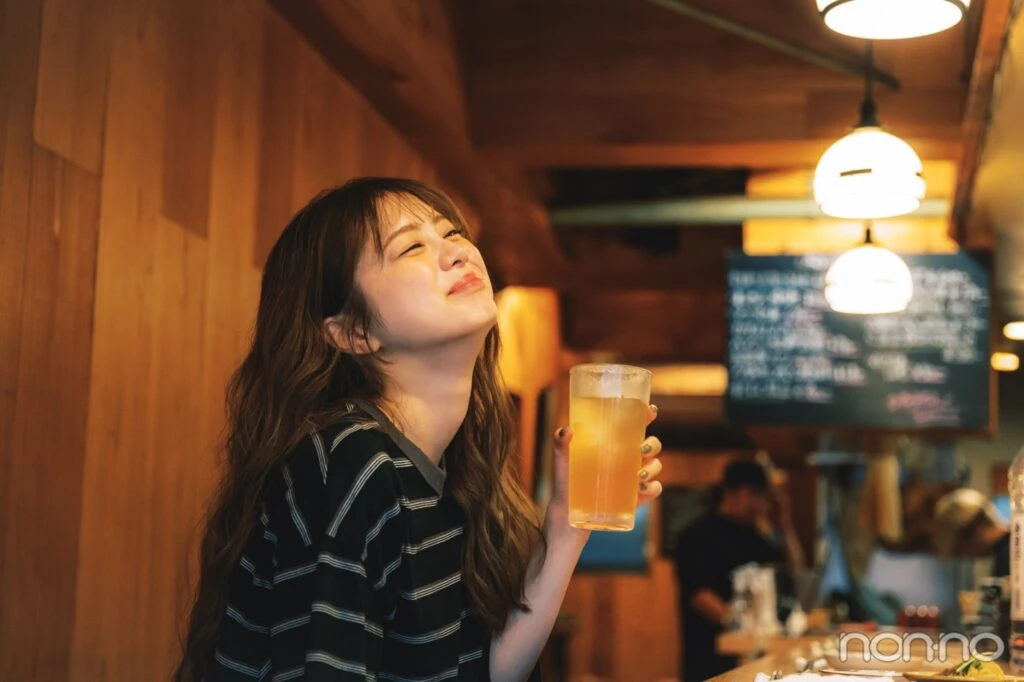 蕎麦茶割を持って、上を向いて微笑む紺野彩夏