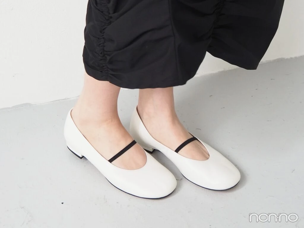 白いバレエシューズを履いた足元