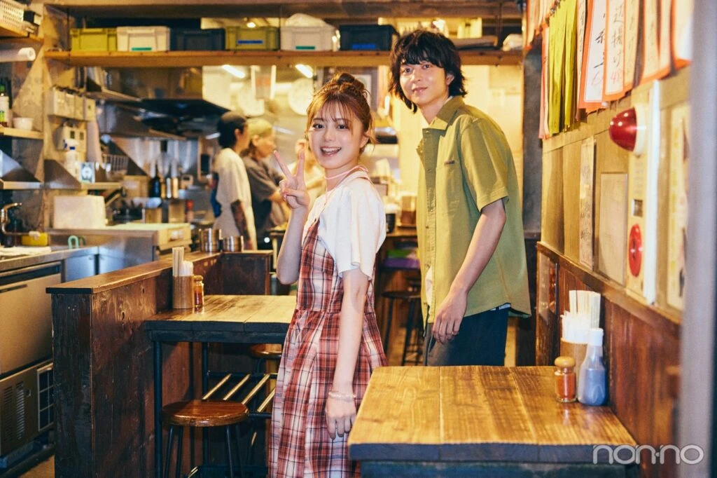店内に入っていく紺野彩夏と鈴木仁