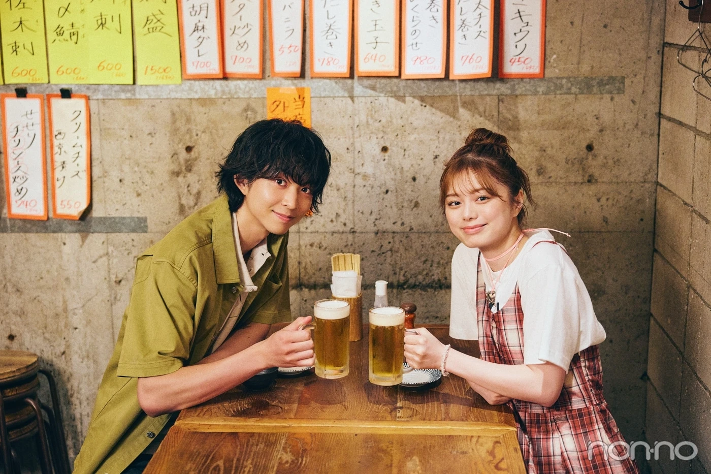 ビールを持って乾杯する紺野彩夏と鈴木仁