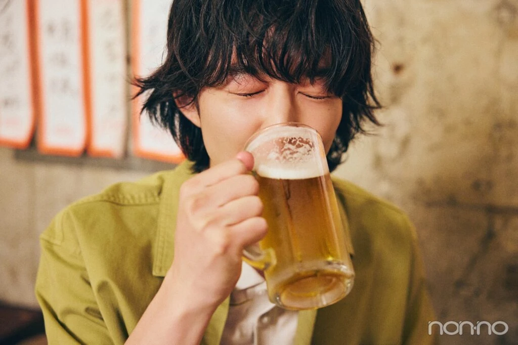 目を閉じてビールを飲む鈴木仁