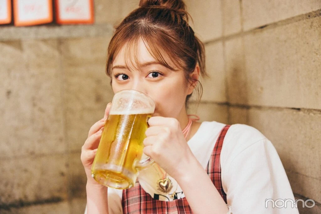 ビールを飲む紺野彩夏