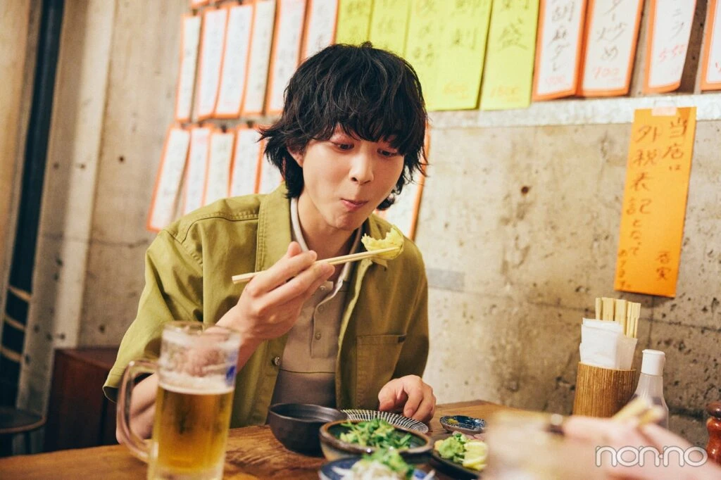 美味しくて驚いた表情の鈴木仁