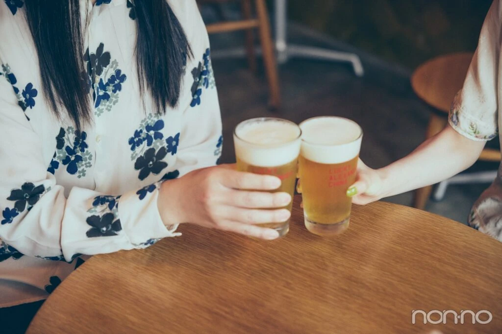 ビールで乾杯する紺野彩夏とLove Me Doの手元