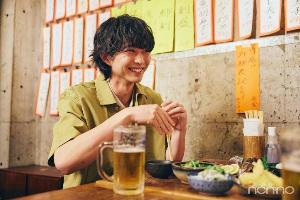 笑いながら話す鈴木仁