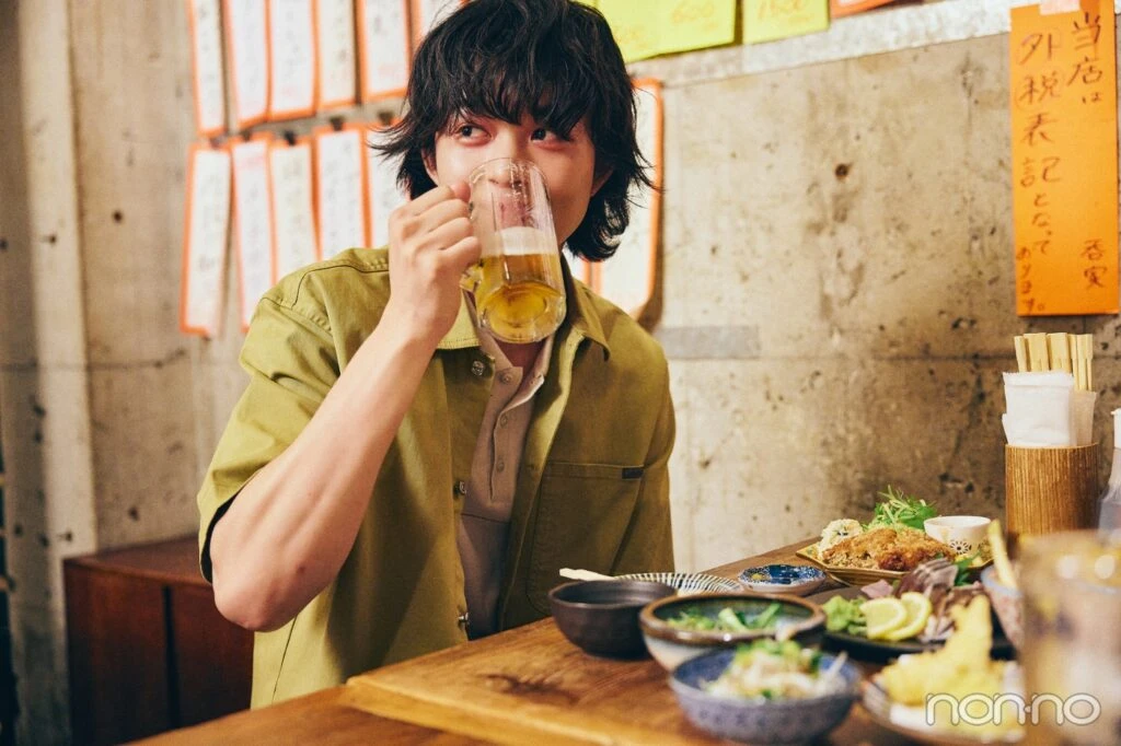 ビールを持って横を向く鈴木仁