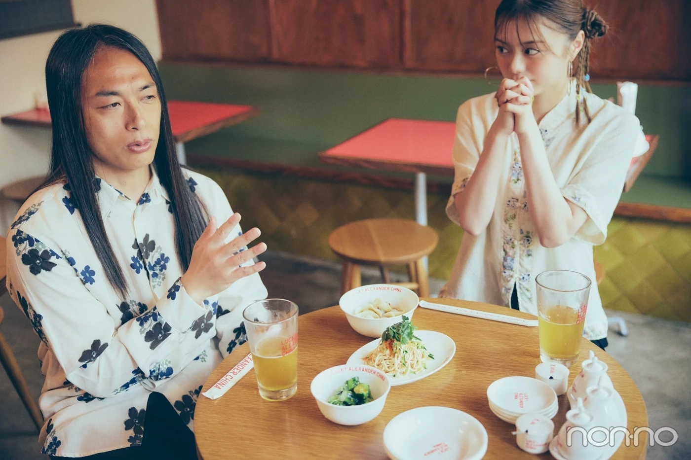 口に手を当てて驚く紺野彩夏と手を挙げて話しているLove Me Do