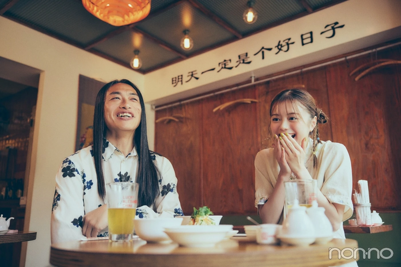 驚いて笑う紺野彩夏と手を組んで笑うLove Me Do