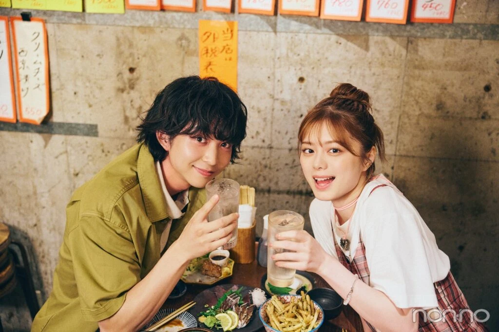 ハイボールを片手に乾杯する紺野彩夏と鈴木仁