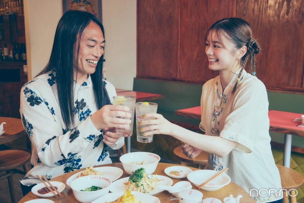 レモンの入ったハイボールで乾杯する紺野彩夏とLove Me Do