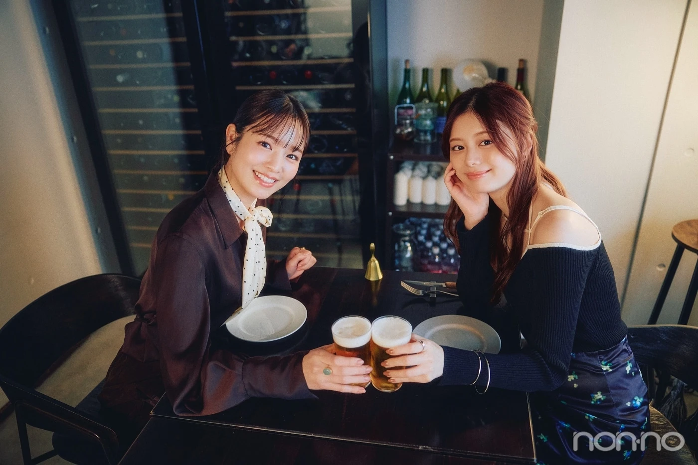 乾杯する紺野彩夏と横田真悠