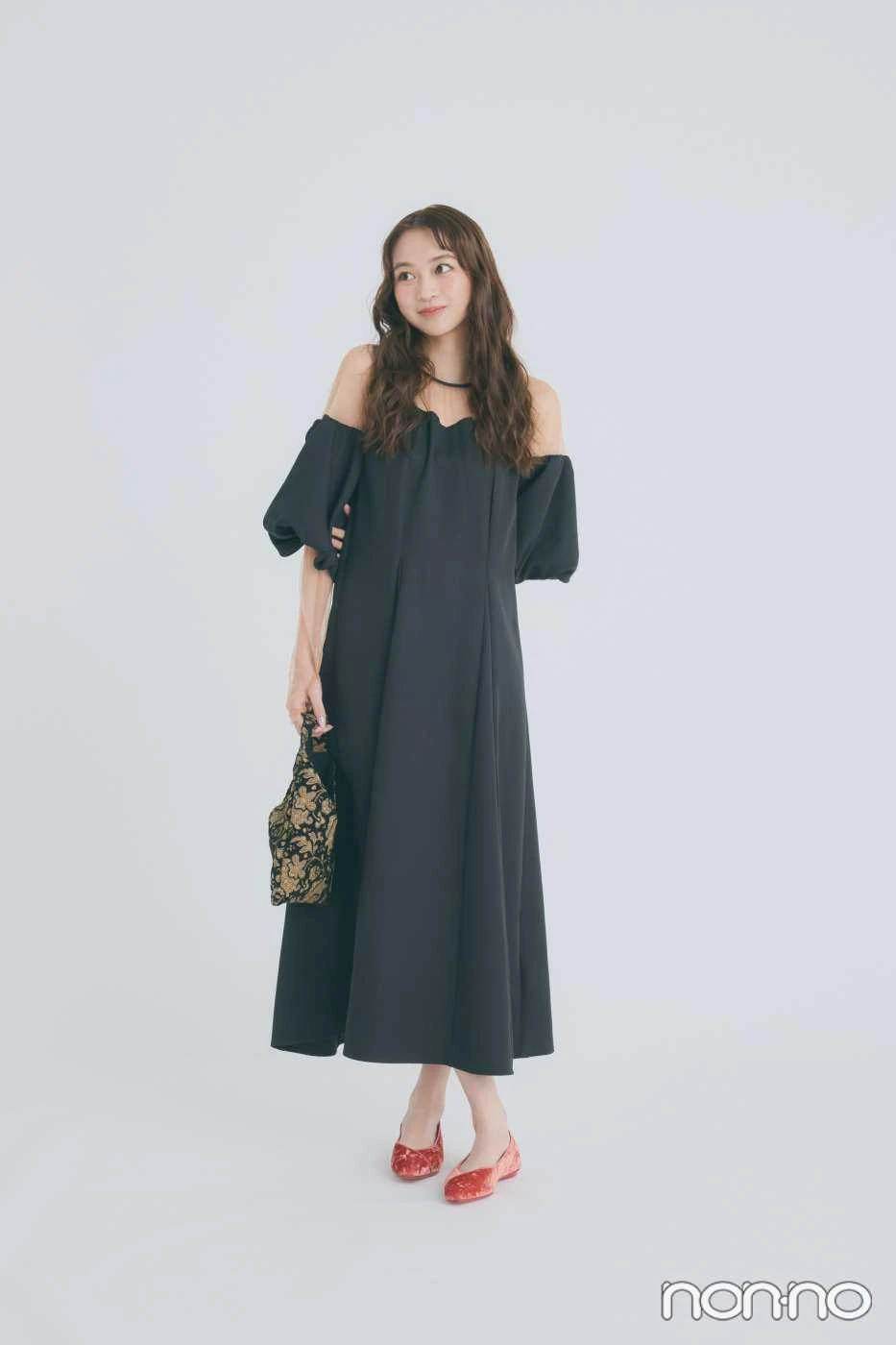 同窓会におすすめの『VANNIE U』のオフショル風ワンピース(¥8910)を着た女性