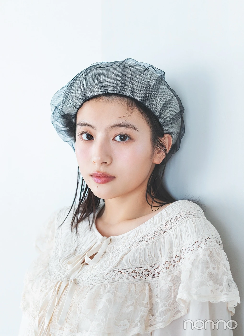 チュールベレーをかぶった出口夏希のアップ