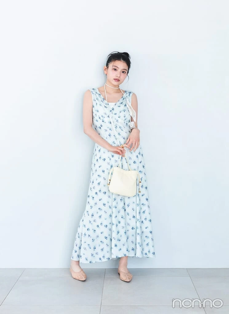 ミントグリーンのワンピースを着た出口夏希の全身