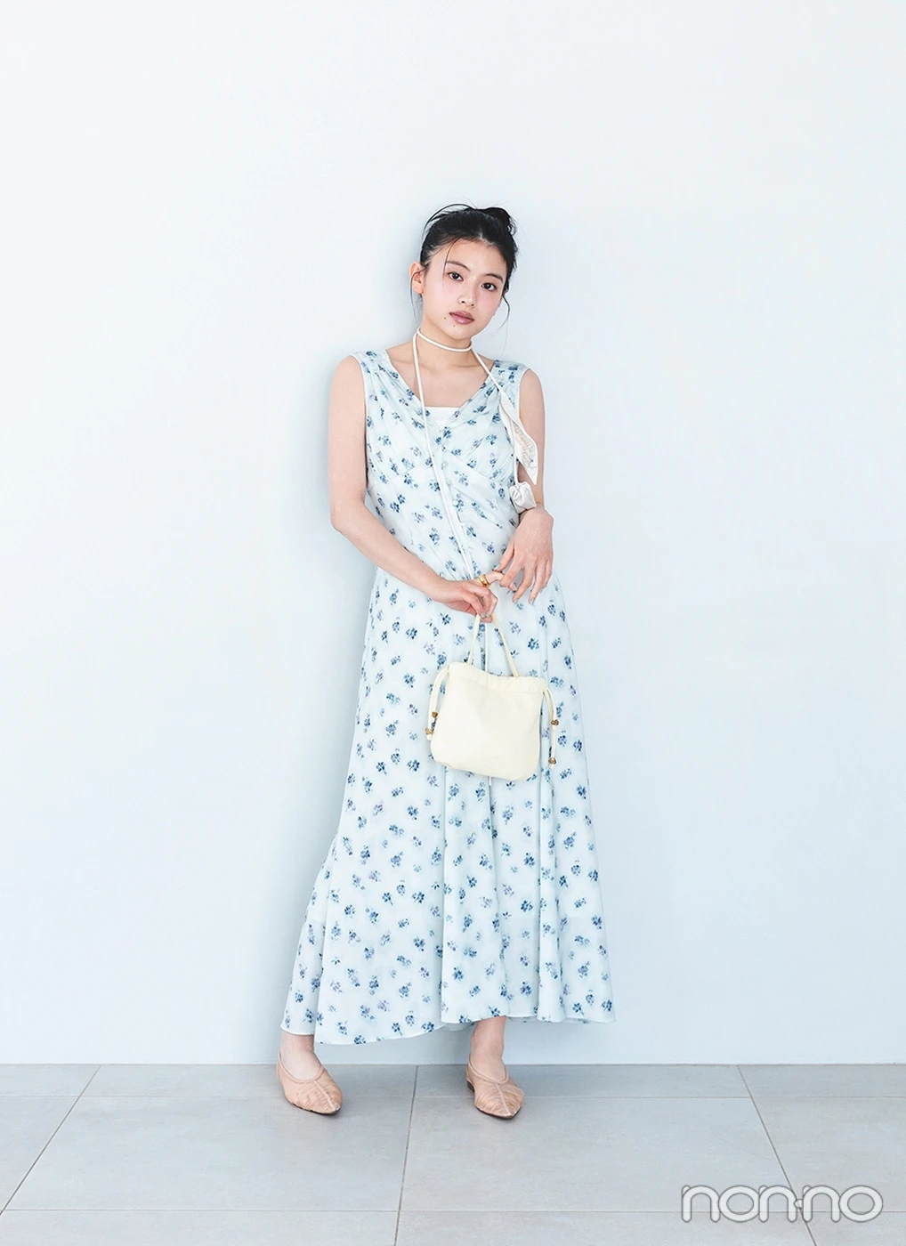 ミントグリーンのワンピースを着た出口夏希の全身