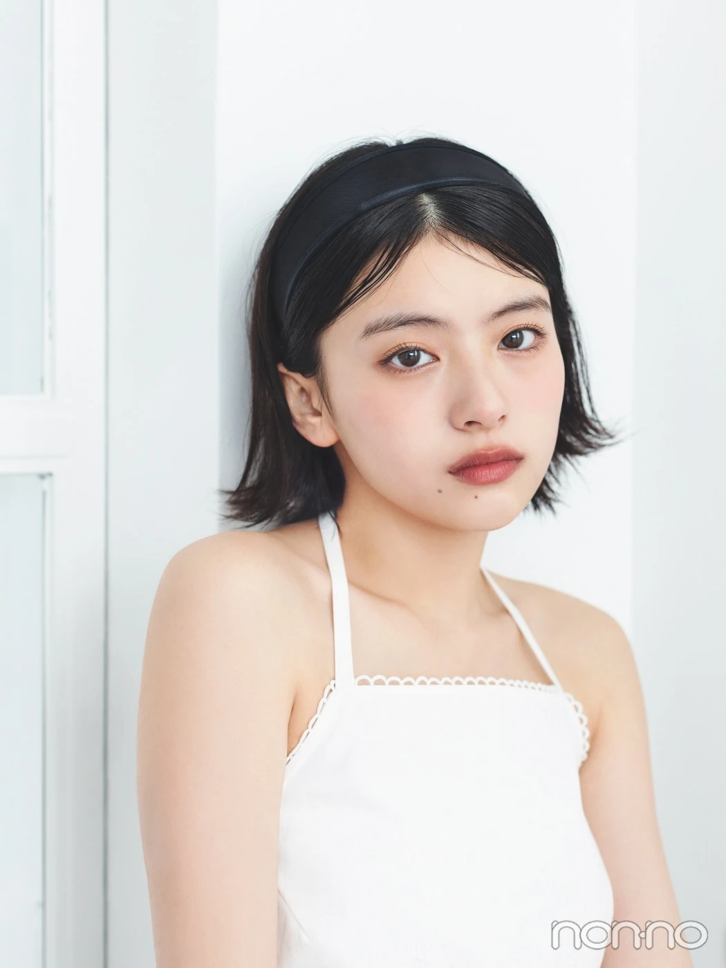 白いキャミソールに黒いカチューシャをつけた出口夏希