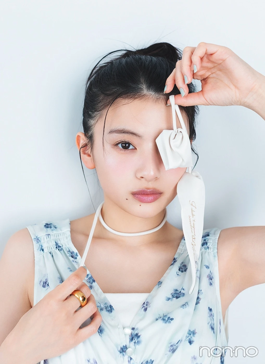 チューリップ型のチョーカーをつけた出口夏希のアップ