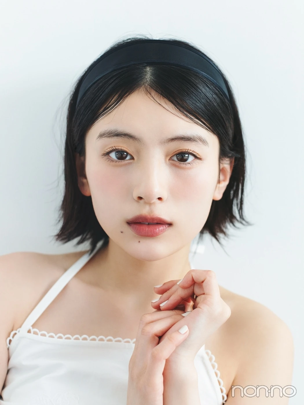 黒いカチューシャをつけた外はねヘアの出口夏希