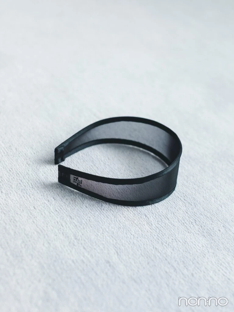 カーペットに置いた透けたデザインの黒いカチューシャ商品カット