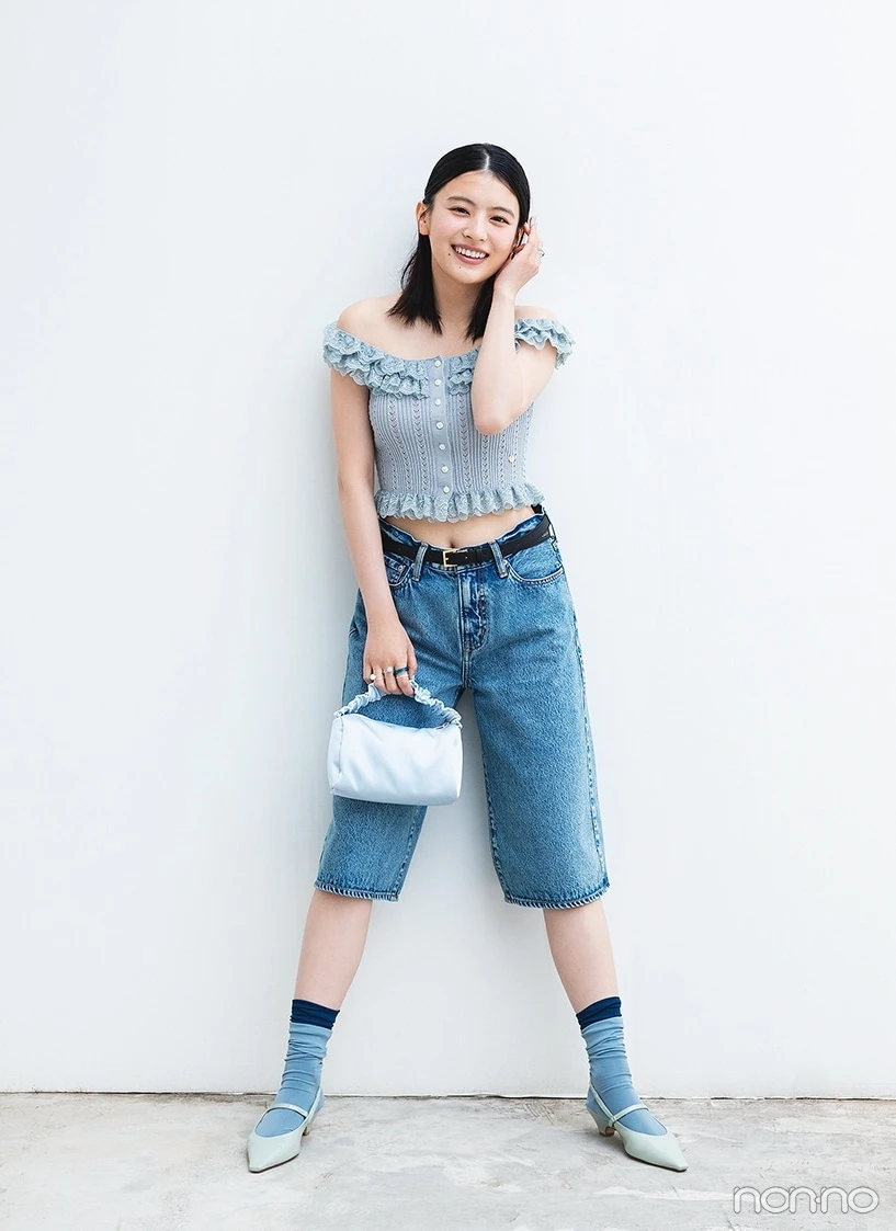 グレーのオフショルにデニムハーフパンツを履いた出口夏希の全身
