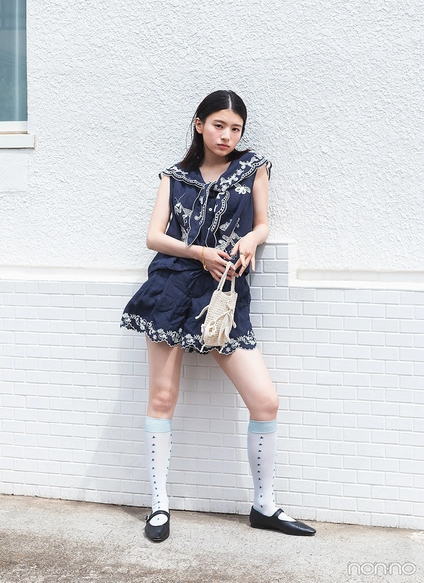 刺繍が入ったネイビーセットアップを着た出口夏希の全身